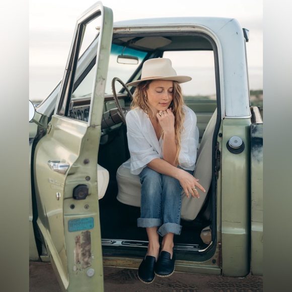 Raum Grounding Elegant Black Leather Loafers for Women - Picture 3 of 5